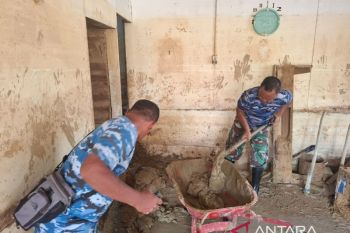 TNI AU bersihkan permukiman warga dari lumpur pascabanjir di Tabing Banda Gadang