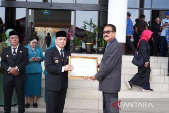 Kalbar berikan penghargaan untuk daerah berprestasi