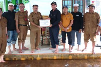 F-PPP, PT ABS dan Disbunnak Batola bantu warga Desa Jejangkit Barat