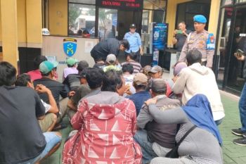 Satpol PP Jakbar jaring puluhan "Pak Ogah" di Cengkareng