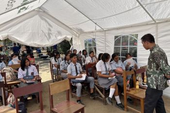 Populer, Rp1,8 triliun bansos Sumatera hingga belajar di tenda darurat