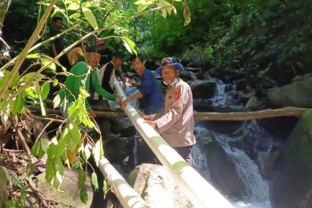 Polri bantu perbaikan pipa jaringan Pamsimas bagi 350 sambungan di Maninjau Agam