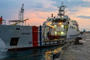 Kapal Kantor Navigasi Kupang membantu distribusi BBM untuk PLTD di Rote Ndao