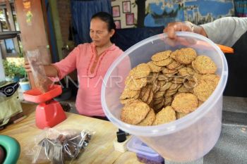 Keripik ikan rinuak khas Danau Maninjau