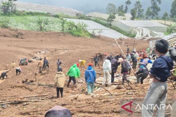 Polres Cimahi minta warga menjauh dari lokasi Longsor Cisarua Bandung Barat