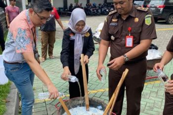 Kejari Tulungagung musnahkan ratusan barang bukti perkara inkracht