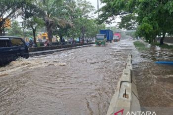 Lalu lintas Daan Mogot Jakarta Barat lumpuh