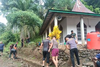 Resimen II Pasukan Pelopor Depok bersihkan mushalla di Palembayan Agam