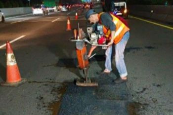 Jasamarga tangani jalan berlubang akibat tingginya intensitas hujan di Tol Japek