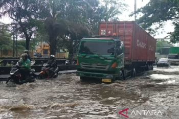 Daan Mogot macet parah saat banjir disebabkan banyak sepeda motor lawan arah
