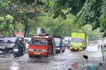 Banjir rendam Jalan Tubagus Angke Jakbar pada Kamis sore