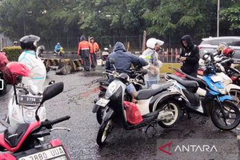 Puluhan motor mogok akibat terobos banjir di Jalan DI Panjaitan Jaktim