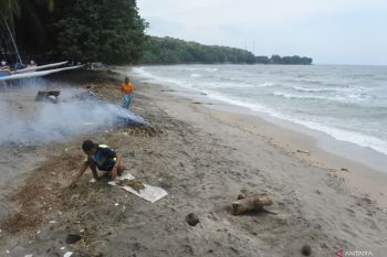 Pelaku wisata Pasir Putih Situbondo gotong royong bersihkan sampah