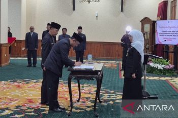 Khofifah lakukan penyegaran tujuh pejabat eselon II Pemprov Jatim