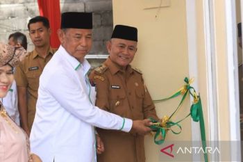 Wawako Solok Serahkan Bantuan Bedah Rumah Baznas