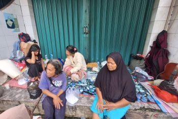 Lansia terdampak banjir di Jaksel akui hanya bisa selamatkan piring