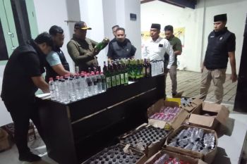 Satpol PP Probolinggo sita 512 botol minuman keras saat razia