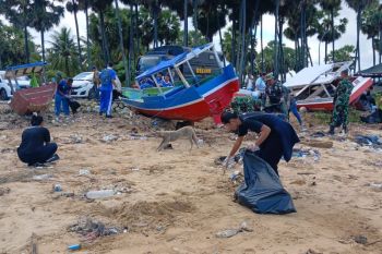PWI NTT menggelar baksos bersih Pantai Oesapa Kupang sambut HPN 2026