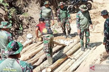 TNI AD beserta masyarakat bahu-membahu bangun jembatan di Aceh