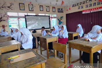 Siswa SDN 05 Kayu Pasak Agam kembali belajar di lokal dampak bencana