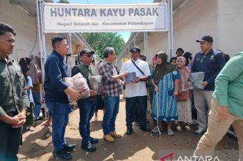 Kemenhut bantu perlengkapan ibadah bagi penyintas bencana di huntara Agam