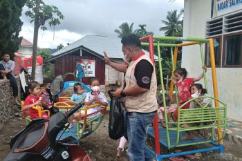 Anak-anak penyintas bencana bermain di sekitar huntara Kayu Pasak Agam