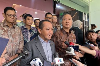 Menteri Bahlil: Proyek baterai konsorsium Huayou dukung 100 GW PLTS