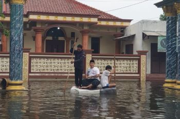 Kampung Tambun Sungai Angke Bekasi masih terjebak banjir setinggi 80 cm hingga1,5 meter
