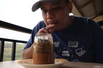 Kopi "tungkuik" yang bertahan di tengah kepungan galodo