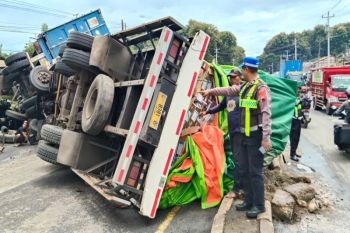 Truk trailer kecelakaan beruntun di jalur pantura Batang