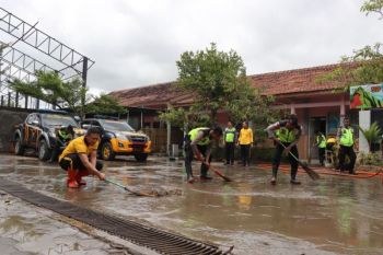 Polres Kudus bantu membersihkan sekolah dari lumpur pasca banjir