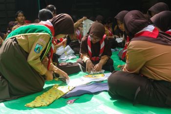 Kreasi tas dari kaos bekas