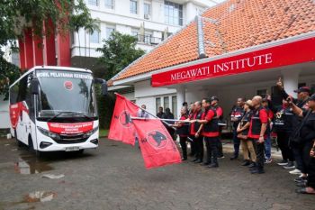 PDIP berangkatkan bus klinik-truk laundry ke Jabar bantu warga banjir