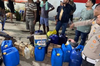 Polda Maluku sita 700 liter minuman keras jenis sopi saat razia di Pelabuhan Ambon