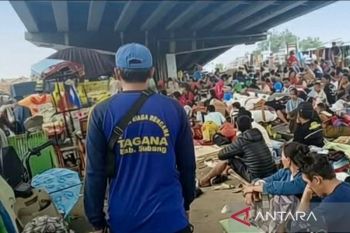 Banjir rendam rumah, warga Pantura Subang mengungsi di kolong jembatan