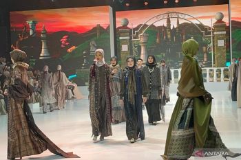 Koleksi busana "Imperial Reverie" menjelang Lebaran ala Zaskia Sungkar