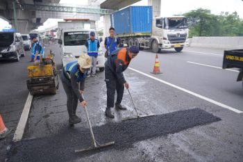 Jasamarga terus perbaiki jalan berlubang akibat banjir di jalan Tol Jakarta-Cikampek