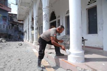 Personel Polri bersihkan meunasah terdampak bencana di Bener Meriah