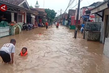 Tanggul kali jebol, 450 kepala keluarga di Cilegon terdampak banjir
