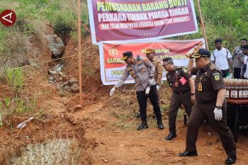 Polresta Jayapura musnahkan 840&nbsp;botol miras ilegal senilai Rp500 juta