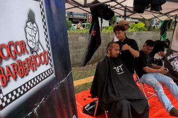 Solidaritas komunitas musisi jalanan dan tukang cukur untuk Sumatera