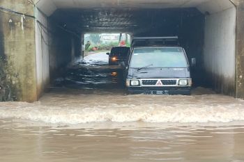 Terowongan Panggungrawi Cilegon terendam banjir ganggu akses warga