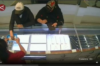 Polisi ringkus komplotan perempuan WNA pencuri emas di Surabaya - VIDEO