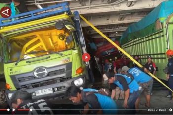 Kapal miring saat bersandar di Balikpapan, tiga orang tewas terjepit - VIDEO