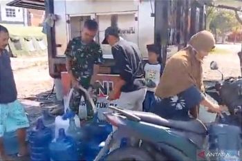TNI mendistribusikan air bersih ke wilayah terdampak banjir di Aceh