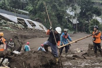 Tim SAR ebakuasi empat kantong jenazah longsor Cisarua