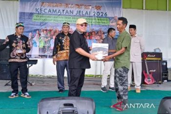 Bupati Sukamara hadiri syukuran laut dan resmikan bus DAMRI trayek Sukamara-Jelai