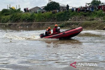 Tim SAR sisir Kali Bekasi cari seorang korban tenggelam