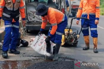 Tim URC Kabupaten Bekasi gerak cepat perbaiki jalan rusak