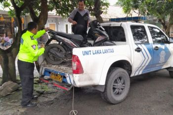 Kondisi jalan berlubang di Karawang jadi penyebab kecelakaan